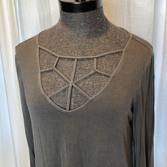 American Eagle Medium Gray Soft And Sexy Ribbed Caged Tee - Picture 3 of 4